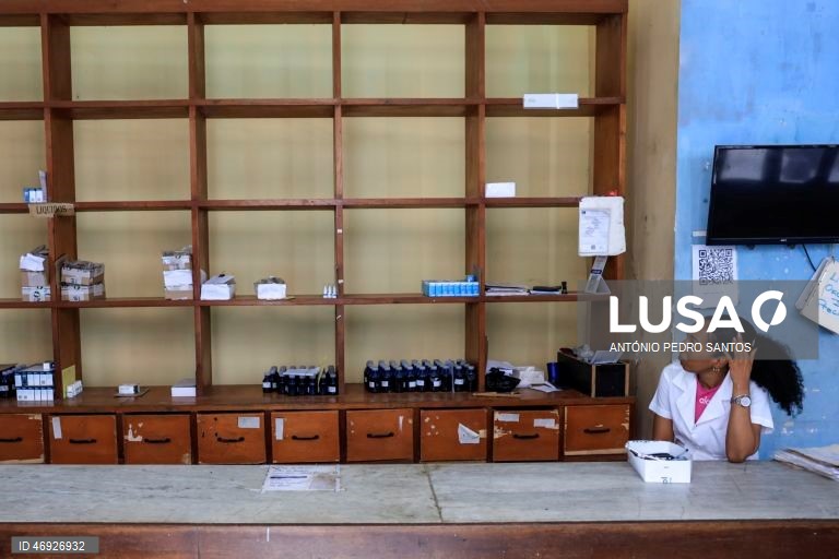 As ruas de Havana, outrora repletas de turistas, são hoje o espelho do embargo petrolífero norte-americano a Cuba. O trânsito é inexistente em várias zonas, à noite quase não se vê luz. O lixo acumula-se, enquanto os medicamentos rareiam. 