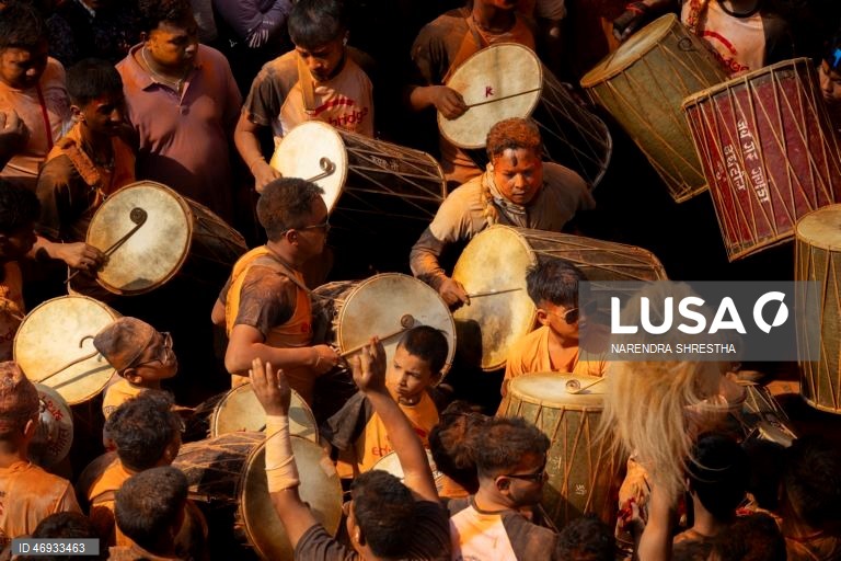 Nepaleses celebram o «Sindoor Jatra» para assinalar o Ano Novo nepalês