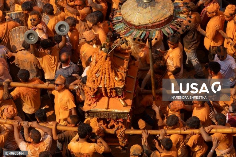 Nepaleses celebram o «Sindoor Jatra» para assinalar o Ano Novo nepalês