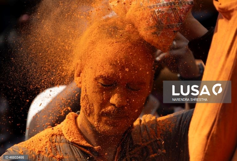 Nepaleses celebram o «Sindoor Jatra» para assinalar o Ano Novo nepalês