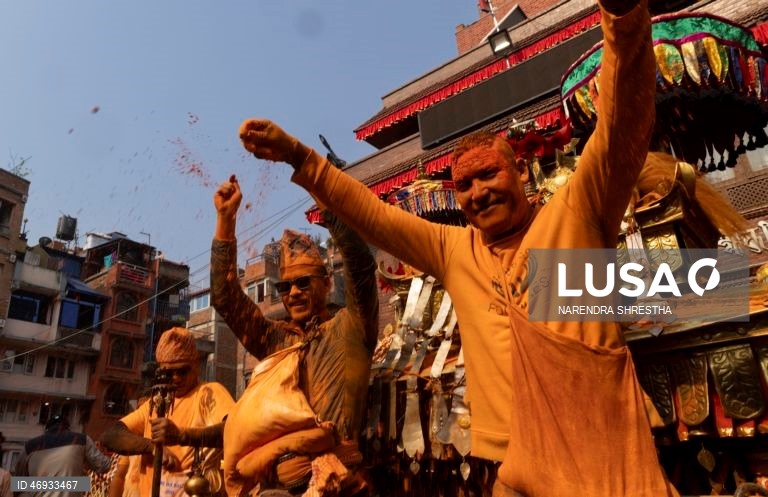 Nepaleses celebram o «Sindoor Jatra» para assinalar o Ano Novo nepalês