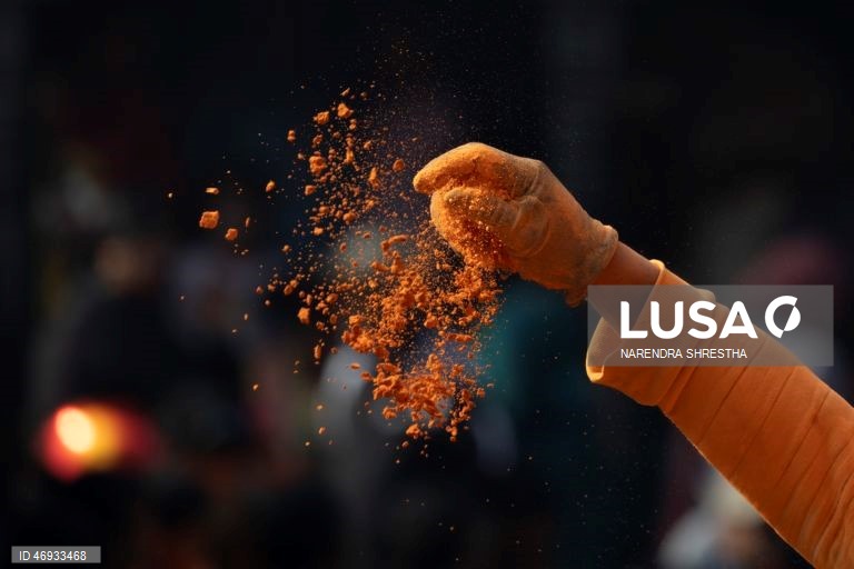 Nepaleses celebram o «Sindoor Jatra» para assinalar o Ano Novo nepalês