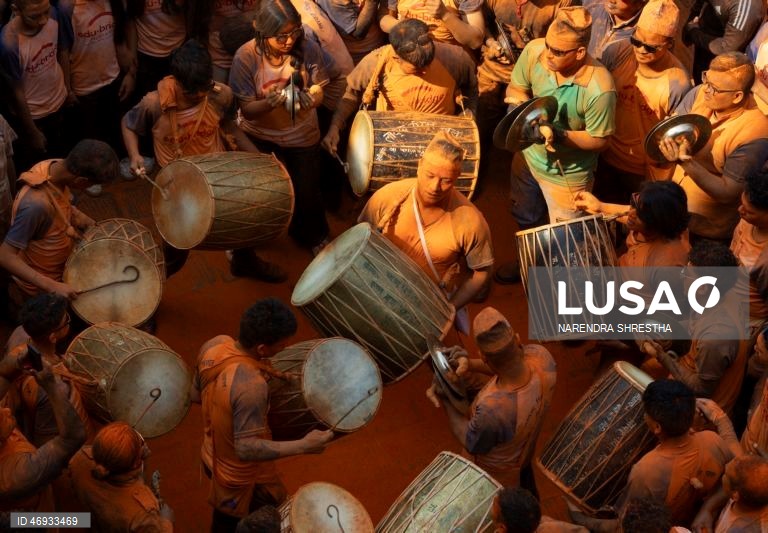 Nepaleses celebram o «Sindoor Jatra» para assinalar o Ano Novo nepalês