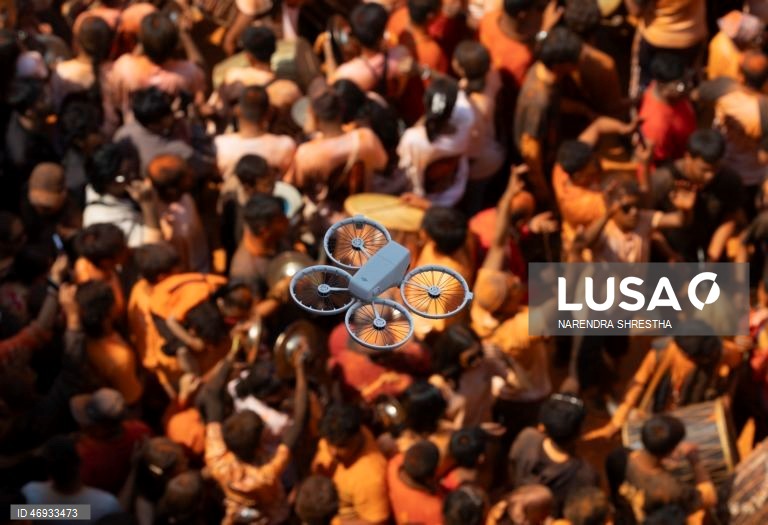 Nepaleses celebram o «Sindoor Jatra» para assinalar o Ano Novo nepalês