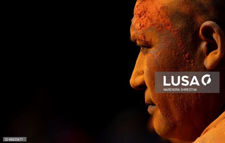 Nepaleses celebram o «Sindoor Jatra» para assinalar o Ano Novo nepalês