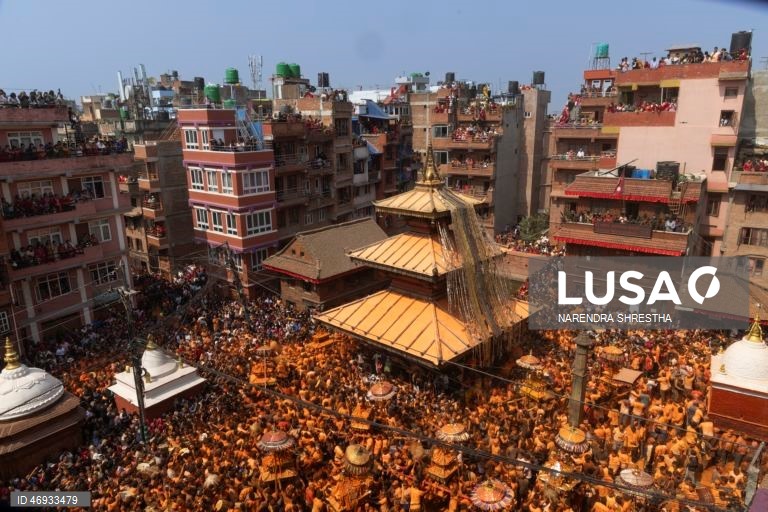 Nepaleses celebram o «Sindoor Jatra» para assinalar o Ano Novo nepalês