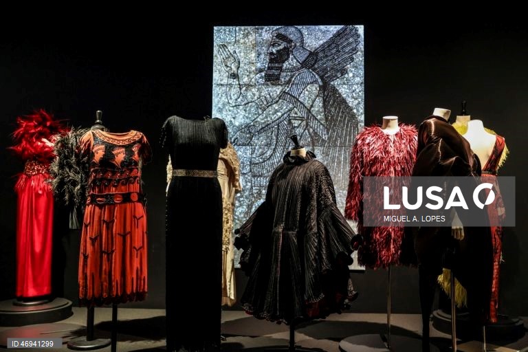 Visita de imprensa à exposição "Arte & Moda". A exposição estabelece um diálogo entre obras-primas da Coleção do Museu Gulbenkian e algumas criações da alta-costura dos últimos 150 anos, assinadas por alguns dos mais consagrados estilistas internacionais como Dior, Balenciaga, Yves Saint Laurent, Versace, Jean Paul Gaultier, Vivienne Westwood, Guo Pei ou Alexander McQueen. A mostra integra igualmente peças de criadores portugueses como a dupla Alves/Gonçalves, José António Tenente, Maria...