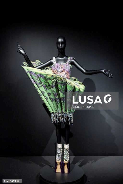 Visita de imprensa à exposição "Arte & Moda". A exposição estabelece um diálogo entre obras-primas da Coleção do Museu Gulbenkian e algumas criações da alta-costura dos últimos 150 anos, assinadas por alguns dos mais consagrados estilistas internacionais como Dior, Balenciaga, Yves Saint Laurent, Versace, Jean Paul Gaultier, Vivienne Westwood, Guo Pei ou Alexander McQueen. A mostra integra igualmente peças de criadores portugueses como a dupla Alves/Gonçalves, José António Tenente, Maria...