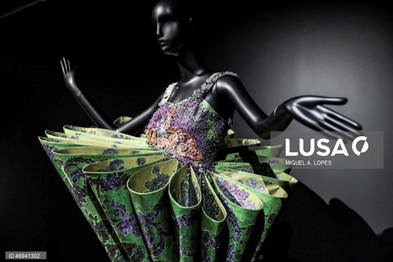 Visita de imprensa à exposição "Arte & Moda". A exposição estabelece um diálogo entre obras-primas da Coleção do Museu Gulbenkian e algumas criações da alta-costura dos últimos 150 anos, assinadas por alguns dos mais consagrados estilistas internacionais como Dior, Balenciaga, Yves Saint Laurent, Versace, Jean Paul Gaultier, Vivienne Westwood, Guo Pei ou Alexander McQueen. A mostra integra igualmente peças de criadores portugueses como a dupla Alves/Gonçalves, José António Tenente, Maria...