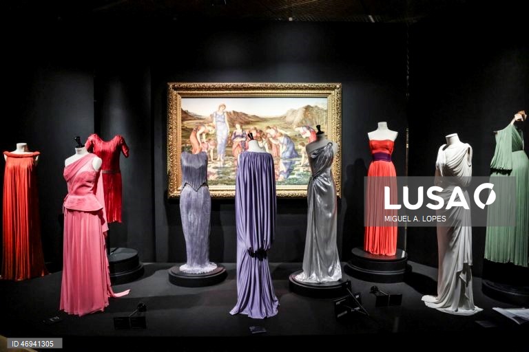 Visita de imprensa à exposição "Arte & Moda". A exposição estabelece um diálogo entre obras-primas da Coleção do Museu Gulbenkian e algumas criações da alta-costura dos últimos 150 anos, assinadas por alguns dos mais consagrados estilistas internacionais como Dior, Balenciaga, Yves Saint Laurent, Versace, Jean Paul Gaultier, Vivienne Westwood, Guo Pei ou Alexander McQueen. A mostra integra igualmente peças de criadores portugueses como a dupla Alves/Gonçalves, José António Tenente, Maria...