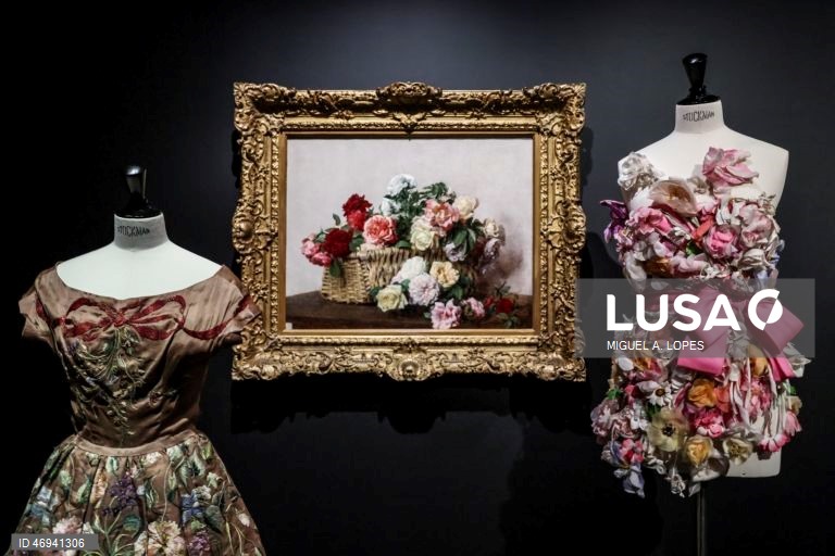 Visita de imprensa à exposição "Arte & Moda". A exposição estabelece um diálogo entre obras-primas da Coleção do Museu Gulbenkian e algumas criações da alta-costura dos últimos 150 anos, assinadas por alguns dos mais consagrados estilistas internacionais como Dior, Balenciaga, Yves Saint Laurent, Versace, Jean Paul Gaultier, Vivienne Westwood, Guo Pei ou Alexander McQueen. A mostra integra igualmente peças de criadores portugueses como a dupla Alves/Gonçalves, José António Tenente, Maria...