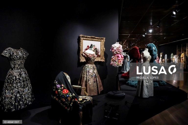 Visita de imprensa à exposição "Arte & Moda". A exposição estabelece um diálogo entre obras-primas da Coleção do Museu Gulbenkian e algumas criações da alta-costura dos últimos 150 anos, assinadas por alguns dos mais consagrados estilistas internacionais como Dior, Balenciaga, Yves Saint Laurent, Versace, Jean Paul Gaultier, Vivienne Westwood, Guo Pei ou Alexander McQueen. A mostra integra igualmente peças de criadores portugueses como a dupla Alves/Gonçalves, José António Tenente, Maria...