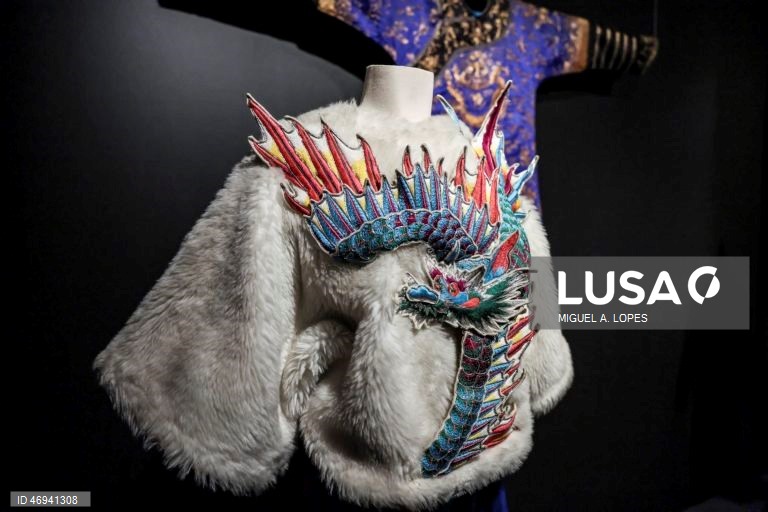 Visita de imprensa à exposição "Arte & Moda". A exposição estabelece um diálogo entre obras-primas da Coleção do Museu Gulbenkian e algumas criações da alta-costura dos últimos 150 anos, assinadas por alguns dos mais consagrados estilistas internacionais como Dior, Balenciaga, Yves Saint Laurent, Versace, Jean Paul Gaultier, Vivienne Westwood, Guo Pei ou Alexander McQueen. A mostra integra igualmente peças de criadores portugueses como a dupla Alves/Gonçalves, José António Tenente, Maria...