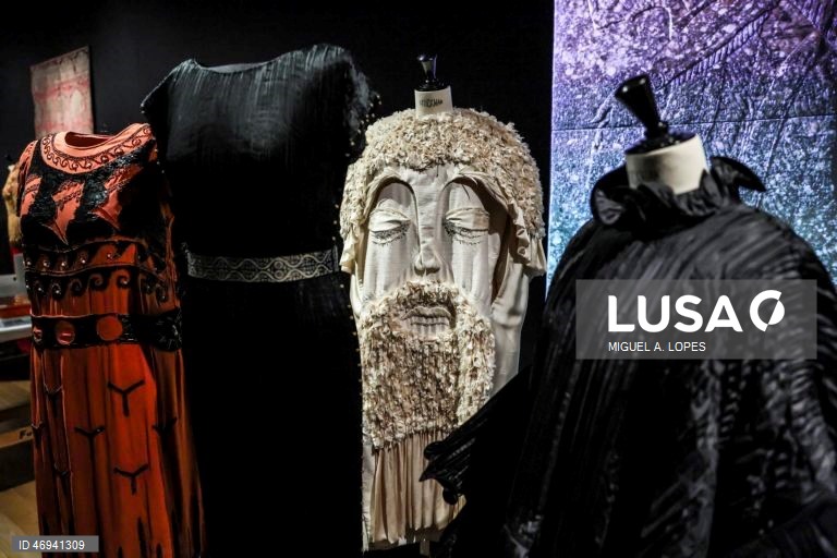 Visita de imprensa à exposição "Arte & Moda". A exposição estabelece um diálogo entre obras-primas da Coleção do Museu Gulbenkian e algumas criações da alta-costura dos últimos 150 anos, assinadas por alguns dos mais consagrados estilistas internacionais como Dior, Balenciaga, Yves Saint Laurent, Versace, Jean Paul Gaultier, Vivienne Westwood, Guo Pei ou Alexander McQueen. A mostra integra igualmente peças de criadores portugueses como a dupla Alves/Gonçalves, José António Tenente, Maria...