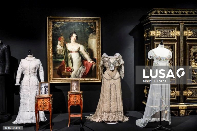 Visita de imprensa à exposição "Arte & Moda". A exposição estabelece um diálogo entre obras-primas da Coleção do Museu Gulbenkian e algumas criações da alta-costura dos últimos 150 anos, assinadas por alguns dos mais consagrados estilistas internacionais como Dior, Balenciaga, Yves Saint Laurent, Versace, Jean Paul Gaultier, Vivienne Westwood, Guo Pei ou Alexander McQueen. A mostra integra igualmente peças de criadores portugueses como a dupla Alves/Gonçalves, José António Tenente, Maria...