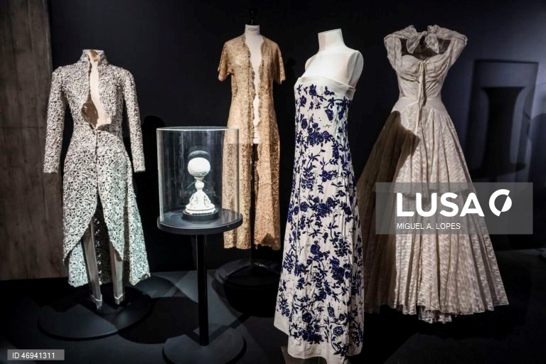 Visita de imprensa à exposição "Arte & Moda". A exposição estabelece um diálogo entre obras-primas da Coleção do Museu Gulbenkian e algumas criações da alta-costura dos últimos 150 anos, assinadas por alguns dos mais consagrados estilistas internacionais como Dior, Balenciaga, Yves Saint Laurent, Versace, Jean Paul Gaultier, Vivienne Westwood, Guo Pei ou Alexander McQueen. A mostra integra igualmente peças de criadores portugueses como a dupla Alves/Gonçalves, José António Tenente, Maria...