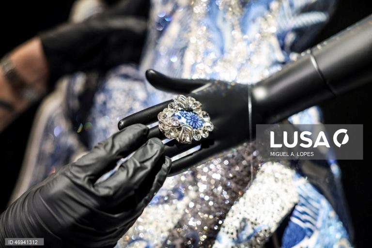 Visita de imprensa à exposição "Arte & Moda". A exposição estabelece um diálogo entre obras-primas da Coleção do Museu Gulbenkian e algumas criações da alta-costura dos últimos 150 anos, assinadas por alguns dos mais consagrados estilistas internacionais como Dior, Balenciaga, Yves Saint Laurent, Versace, Jean Paul Gaultier, Vivienne Westwood, Guo Pei ou Alexander McQueen. A mostra integra igualmente peças de criadores portugueses como a dupla Alves/Gonçalves, José António Tenente, Maria...