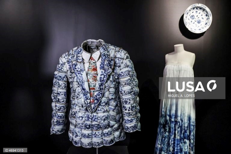 Visita de imprensa à exposição "Arte & Moda". A exposição estabelece um diálogo entre obras-primas da Coleção do Museu Gulbenkian e algumas criações da alta-costura dos últimos 150 anos, assinadas por alguns dos mais consagrados estilistas internacionais como Dior, Balenciaga, Yves Saint Laurent, Versace, Jean Paul Gaultier, Vivienne Westwood, Guo Pei ou Alexander McQueen. A mostra integra igualmente peças de criadores portugueses como a dupla Alves/Gonçalves, José António Tenente, Maria...