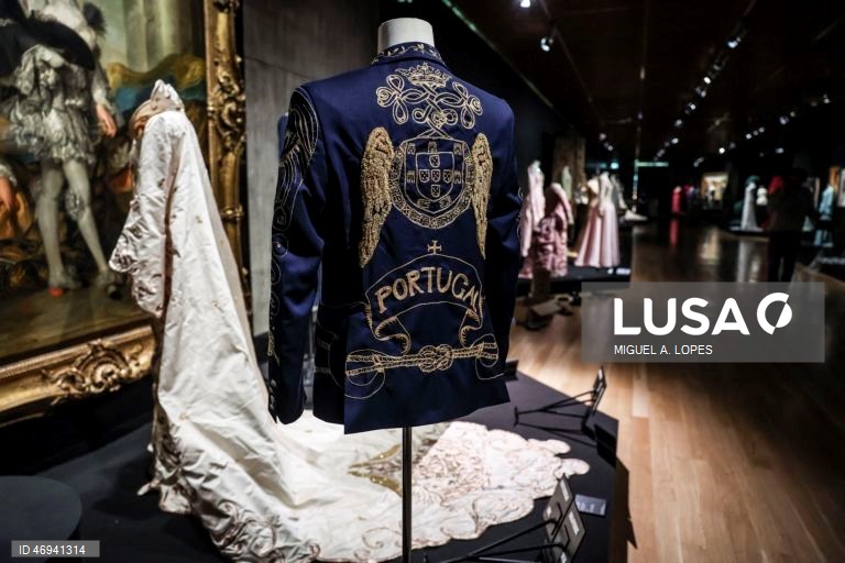 Visita de imprensa à exposição "Arte & Moda". A exposição estabelece um diálogo entre obras-primas da Coleção do Museu Gulbenkian e algumas criações da alta-costura dos últimos 150 anos, assinadas por alguns dos mais consagrados estilistas internacionais como Dior, Balenciaga, Yves Saint Laurent, Versace, Jean Paul Gaultier, Vivienne Westwood, Guo Pei ou Alexander McQueen. A mostra integra igualmente peças de criadores portugueses como a dupla Alves/Gonçalves, José António Tenente, Maria...