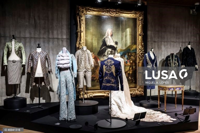 Visita de imprensa à exposição "Arte & Moda". A exposição estabelece um diálogo entre obras-primas da Coleção do Museu Gulbenkian e algumas criações da alta-costura dos últimos 150 anos, assinadas por alguns dos mais consagrados estilistas internacionais como Dior, Balenciaga, Yves Saint Laurent, Versace, Jean Paul Gaultier, Vivienne Westwood, Guo Pei ou Alexander McQueen. A mostra integra igualmente peças de criadores portugueses como a dupla Alves/Gonçalves, José António Tenente, Maria...