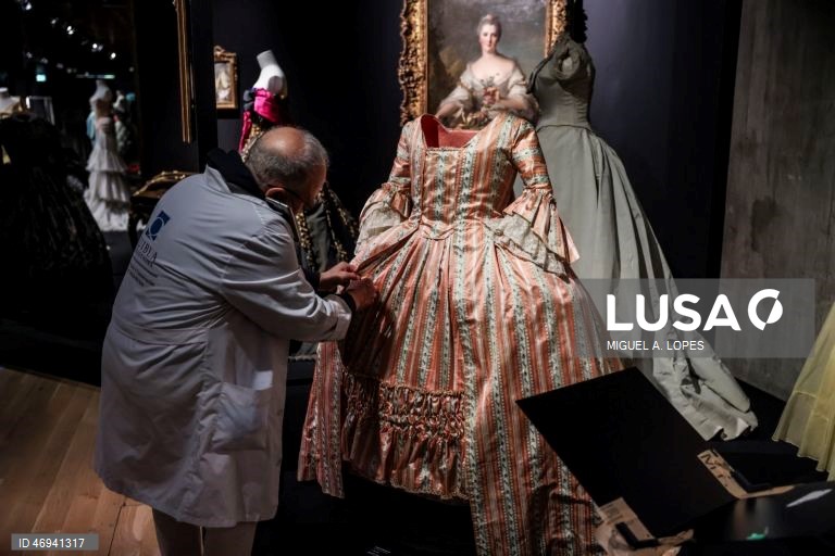 Visita de imprensa à exposição "Arte & Moda". A exposição estabelece um diálogo entre obras-primas da Coleção do Museu Gulbenkian e algumas criações da alta-costura dos últimos 150 anos, assinadas por alguns dos mais consagrados estilistas internacionais como Dior, Balenciaga, Yves Saint Laurent, Versace, Jean Paul Gaultier, Vivienne Westwood, Guo Pei ou Alexander McQueen. A mostra integra igualmente peças de criadores portugueses como a dupla Alves/Gonçalves, José António Tenente, Maria...