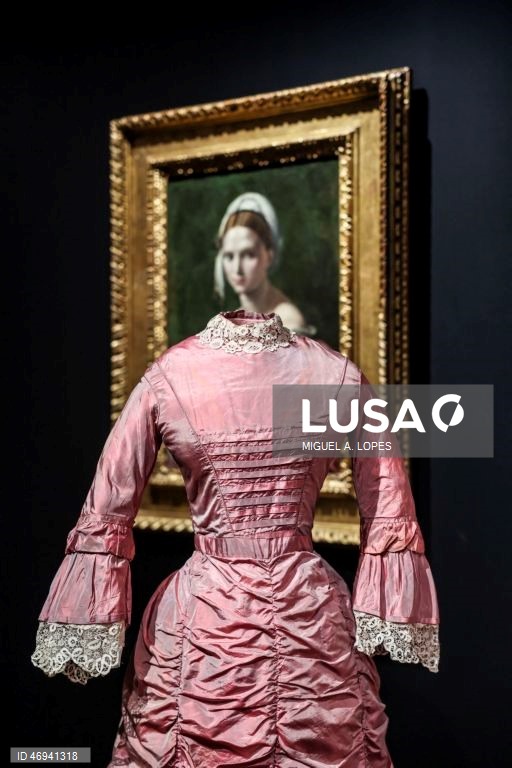 Visita de imprensa à exposição "Arte & Moda". A exposição estabelece um diálogo entre obras-primas da Coleção do Museu Gulbenkian e algumas criações da alta-costura dos últimos 150 anos, assinadas por alguns dos mais consagrados estilistas internacionais como Dior, Balenciaga, Yves Saint Laurent, Versace, Jean Paul Gaultier, Vivienne Westwood, Guo Pei ou Alexander McQueen. A mostra integra igualmente peças de criadores portugueses como a dupla Alves/Gonçalves, José António Tenente, Maria...