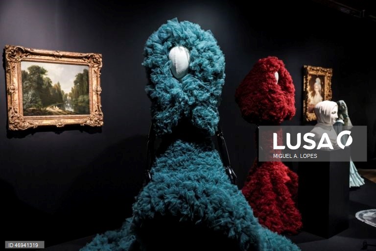 Visita de imprensa à exposição "Arte & Moda". A exposição estabelece um diálogo entre obras-primas da Coleção do Museu Gulbenkian e algumas criações da alta-costura dos últimos 150 anos, assinadas por alguns dos mais consagrados estilistas internacionais como Dior, Balenciaga, Yves Saint Laurent, Versace, Jean Paul Gaultier, Vivienne Westwood, Guo Pei ou Alexander McQueen. A mostra integra igualmente peças de criadores portugueses como a dupla Alves/Gonçalves, José António Tenente, Maria...