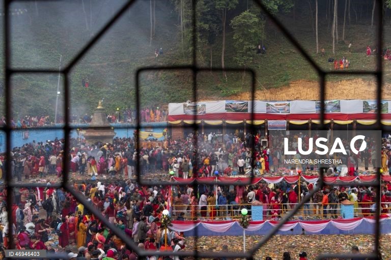 Os nepaleses homenageiam as mães com um banho na lagoa sagrada do Santuário de Matatirtha