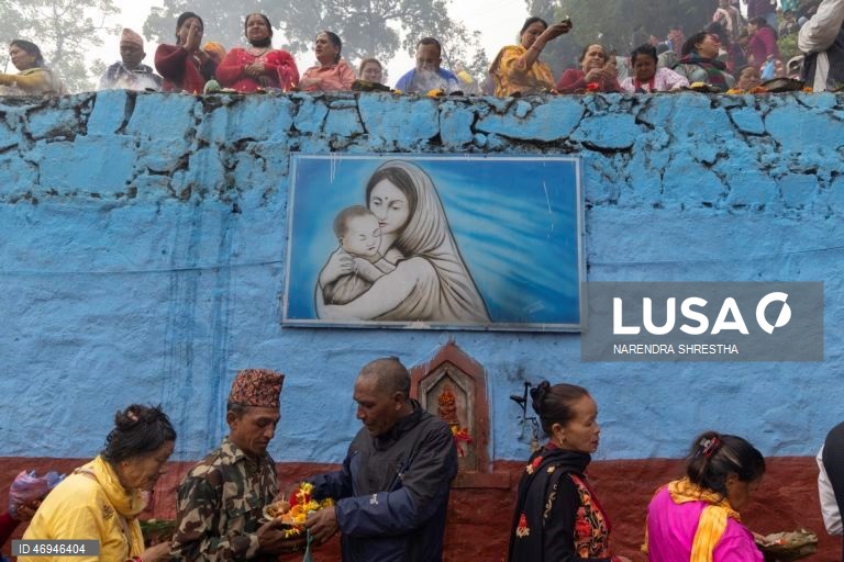 Os nepaleses homenageiam as mães com um banho na lagoa sagrada do Santuário de Matatirtha