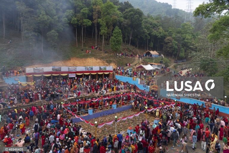 Os nepaleses homenageiam as mães com um banho na lagoa sagrada do Santuário de Matatirtha