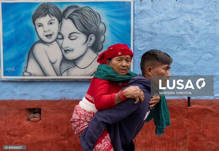 Os nepaleses homenageiam as mães com um banho na lagoa sagrada do Santuário de Matatirtha