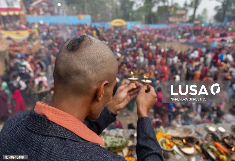 Os nepaleses homenageiam as mães com um banho na lagoa sagrada do Santuário de Matatirtha