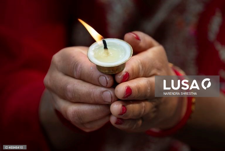 Os nepaleses homenageiam as mães com um banho na lagoa sagrada do Santuário de Matatirtha