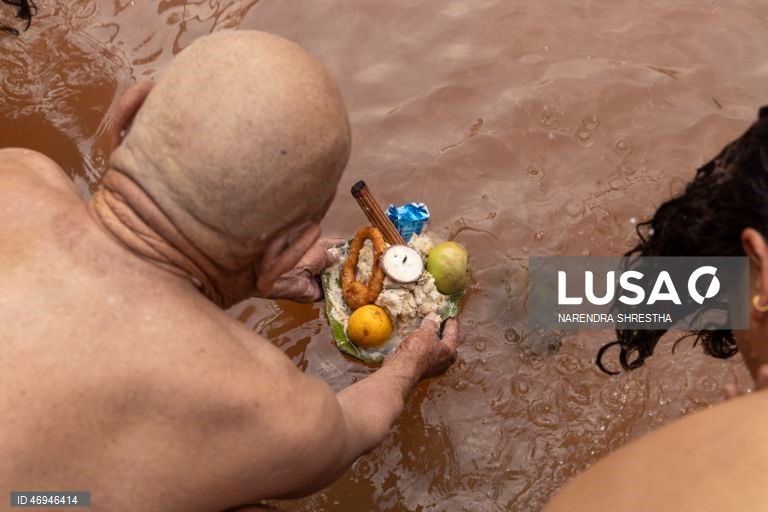 Os nepaleses homenageiam as mães com um banho na lagoa sagrada do Santuário de Matatirtha