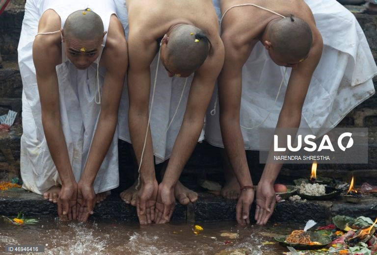 Os nepaleses homenageiam as mães com um banho na lagoa sagrada do Santuário de Matatirtha
