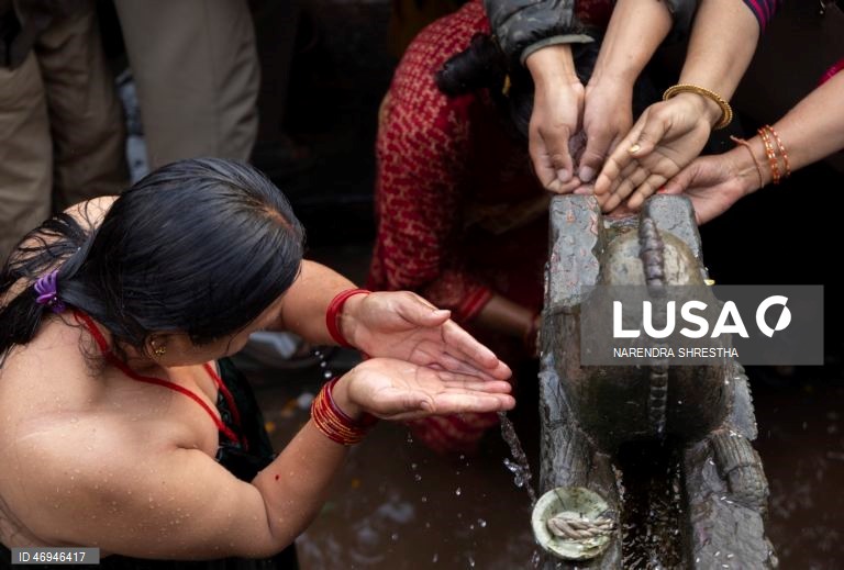 Os nepaleses homenageiam as mães com um banho na lagoa sagrada do Santuário de Matatirtha