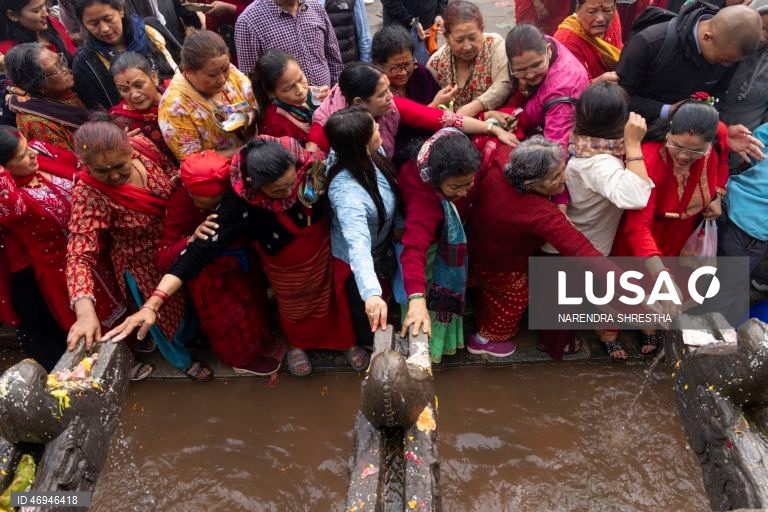 Os nepaleses homenageiam as mães com um banho na lagoa sagrada do Santuário de Matatirtha
