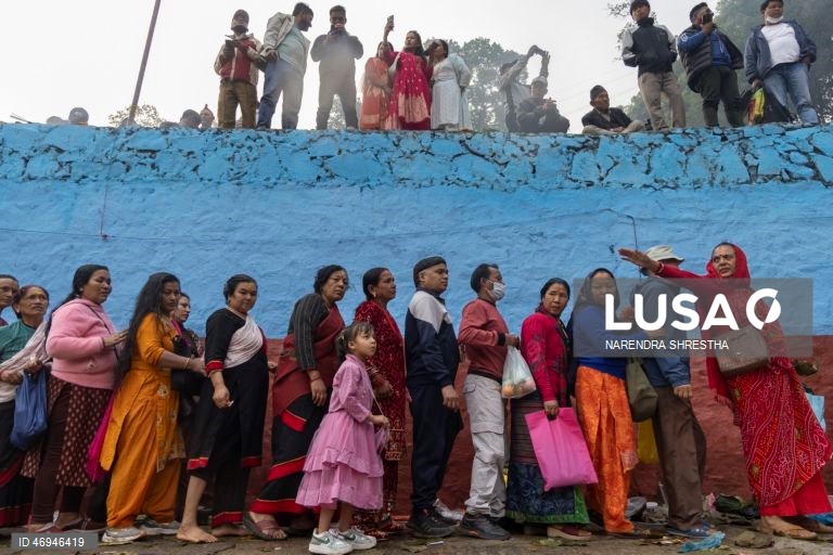 Os nepaleses homenageiam as mães com um banho na lagoa sagrada do Santuário de Matatirtha