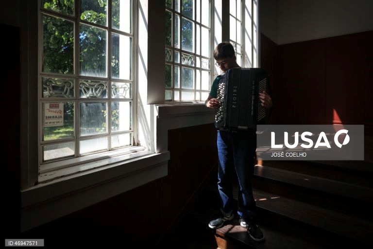 Reportagem: Entre a dança, música e surf, jovens autistas encontram um lugar de pertença