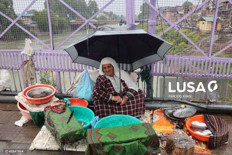 Índia: dia de chuva em Srinagar