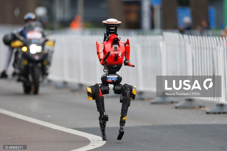 China: Meia maratona com robôs em Pequim