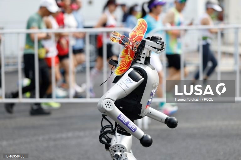 China: Meia maratona com robôs em Pequim