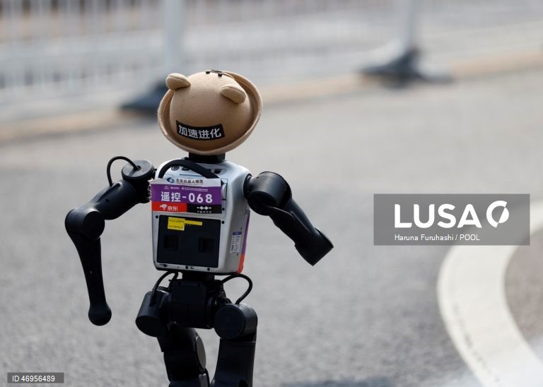 China: Meia maratona com robôs em Pequim