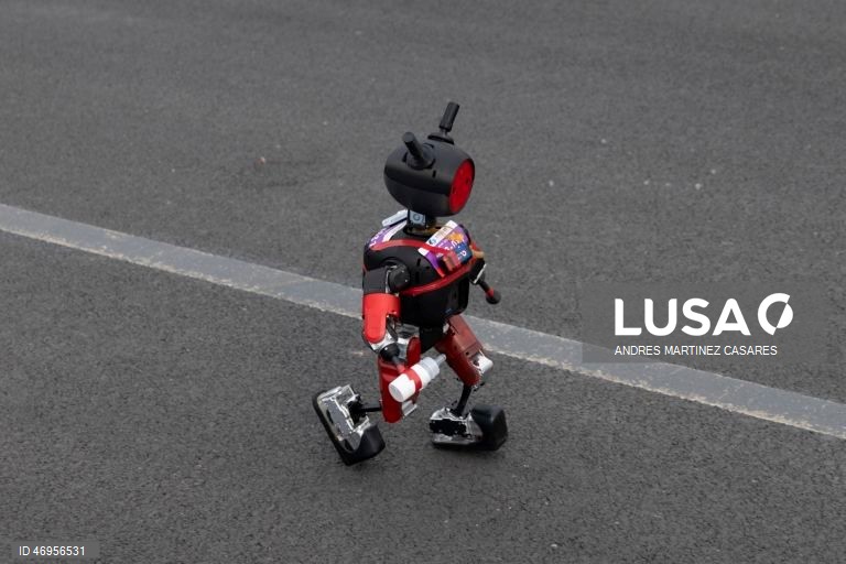 China: Meia maratona com robôs em Pequim