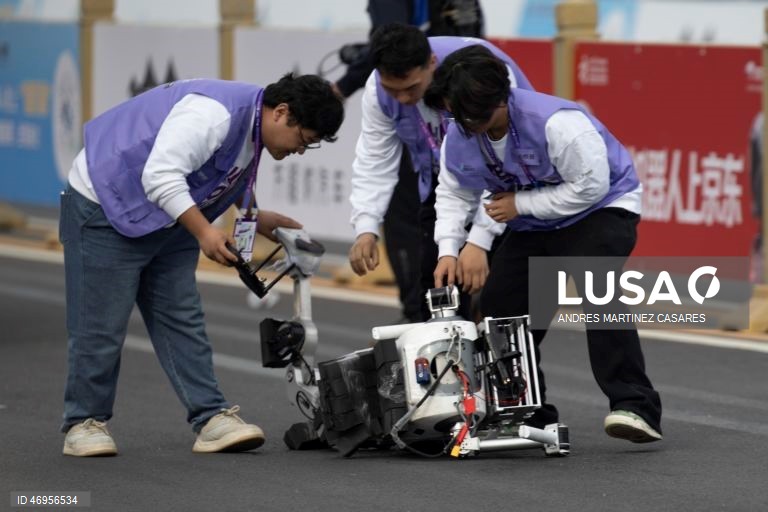 China: Meia maratona com robôs em Pequim