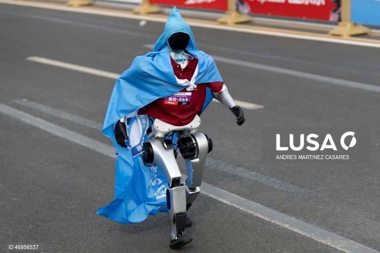 China: Meia maratona com robôs em Pequim