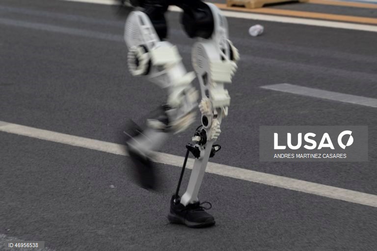 China: Meia maratona com robôs em Pequim