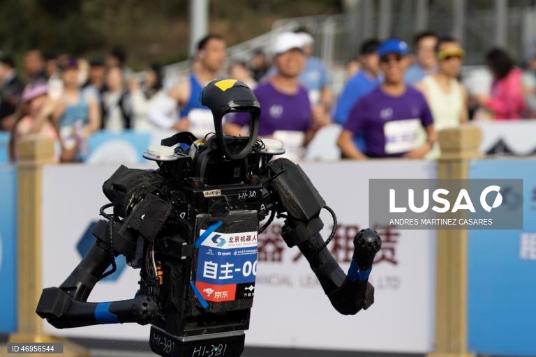 China: Meia maratona com robôs em Pequim