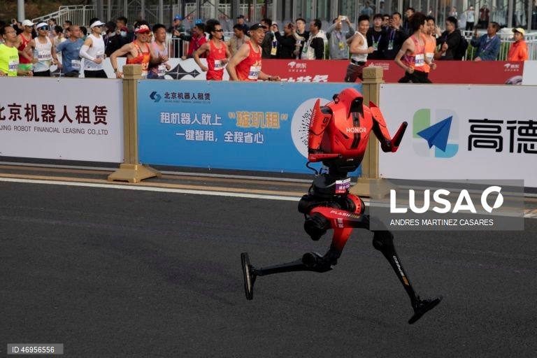 China: Meia maratona com robôs em Pequim