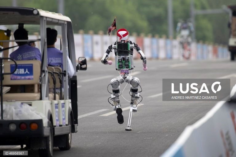 China: Meia maratona com robôs em Pequim